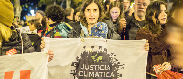 a picture of protestors holding a sign that says justicia climatica
